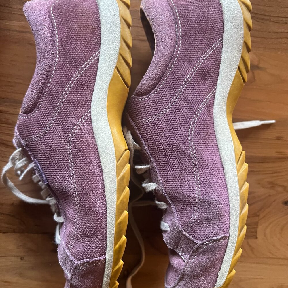 Simple Sneakers - Picture 5 of 7